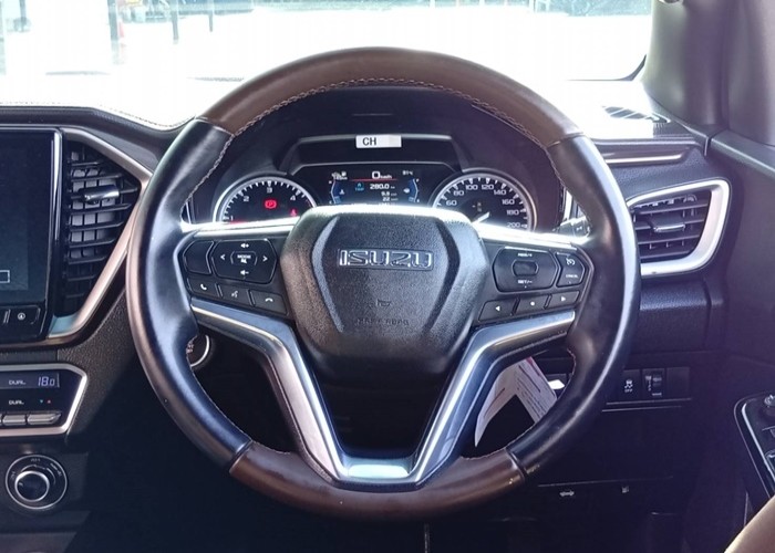 Used 9
                    ISUZU
                     for Sale Image