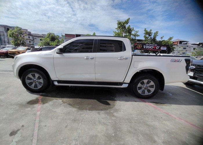 Used 10
                    ISUZU
                     for Sale Image